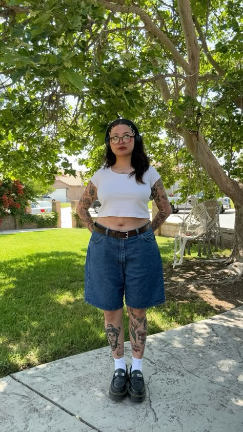 Midsize Jorts Outfit, Black Jorts Outfits, Androgynous Fashion Summer, Jorts Outfit Women’s, Summer Tomboy Outfits, Midsize Outfits Summer, Midsize Spring Outfits, Midsize Fits, Summer Outfit Midsize