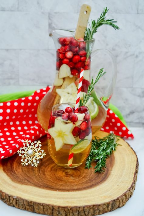 Sangria With Champagne, Sangria With Vodka, White Christmas Sangria, Champagne Sangria, Sangria Pitcher, White Sangria Recipe, Christmas Sangria, White Wine Sangria, Wine Sangria