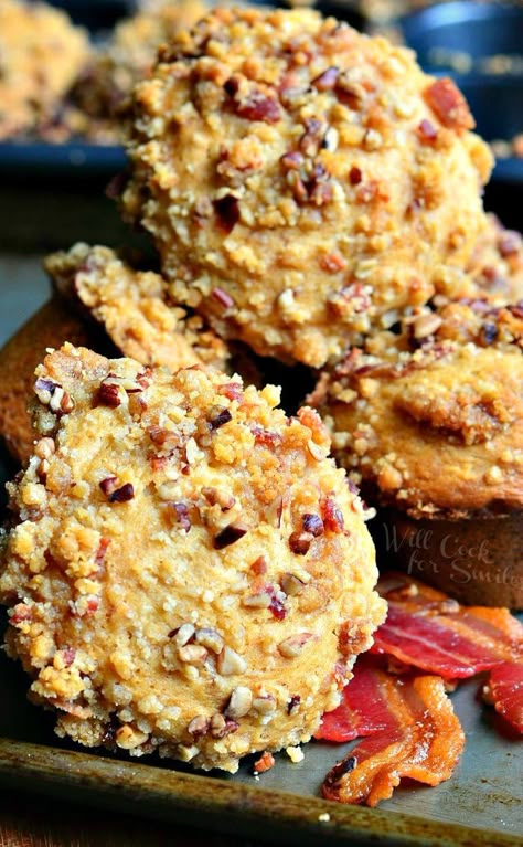 Maple Bacon Streusel Muffins 1 from willcookforsmiles.com #muffins Maple Bacon Breakfast, Bacon Bread Recipe, Maple Bacon Pancakes, Maple Muffins, Bacon Desserts, Bacon Muffins, Will Cook For Smiles, Bacon Dishes, Maple Recipes