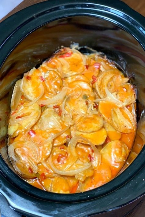 Crock pot fiesta scalloped potatoes Recipes With Sausage Links, Crock Pot Potato, Crockpot Mexican, Mexican Potatoes, Crock Pot Potatoes, Scalloped Potato Recipes, Cooking Easy, Baked Pork Chops, Scalloped Potatoes