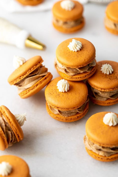 Thanksgiving Desserts Homemade, Macaroons Buttercream Filling, Good Recipes For Thanksgiving, Pumpkin Pie Macarons Recipe, Pumpkin Pie Icing, Halloween Macaroons Recipe, Pumpkin Macaroons Recipe, Thanksgiving Recipes For Dessert, Macaron Flavors Ideas Christmas