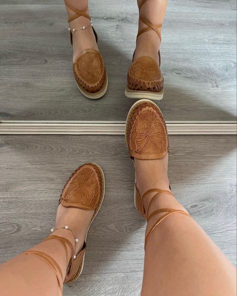 Mexican Shoes Outfit, Guaraches Mexicanos Outfits, Mexican Shoes Sandals, Chanclas Mexican, Huaraches Outfit Sandals, Black Huaraches Outfit, Mexican Chanclas, Huaraches Outfit, Mode Country