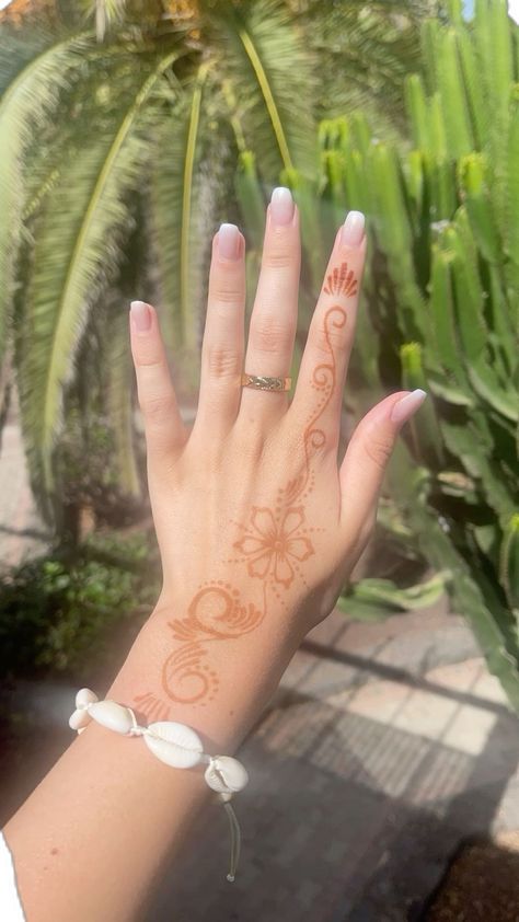 Summer Aesthetic Tattoo, Ocean Theme Henna, Beach Henna Tattoos Summer, Henna Summer Tattoos, Cute Summer Henna Tattoos, Hibiscus Henna Tattoo, Cute Summer Henna Designs, Henna Cute Designs, Preppy Henna Designs