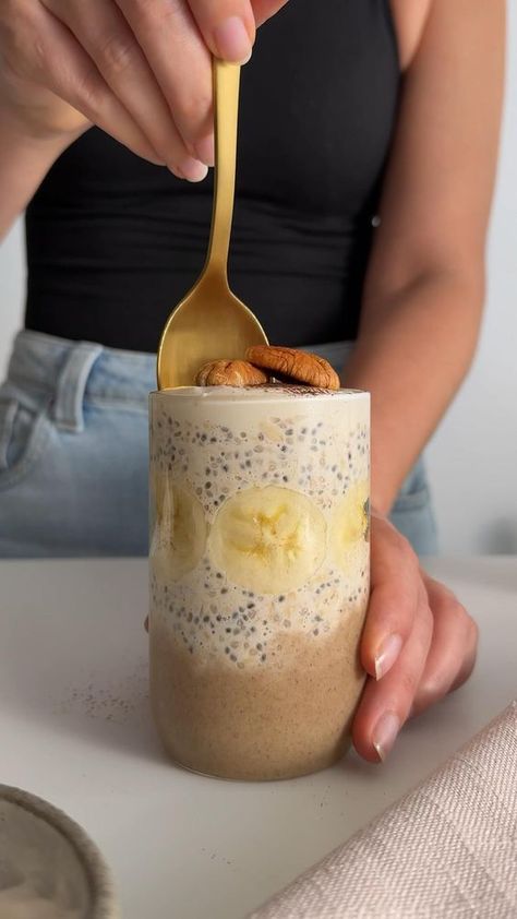 Enjoy a creamy, protein-packed breakfast with these Banoffee Overnight Oats! Naturally sweetened with dates and bananas, this vegan recipe is easy to meal prep and ideal for a nourishing start to your day. Perfect for those looking for healthy, plant-based breakfast ideas! #veganrecipes #healthybreakfast Oats Healthy Breakfast, Pudding Salad, Petit Dej Healthy, Sourdough Starter Jar, Healthy Low Calorie Dinner, Oats Recipes Breakfast, Best Overnight Oats Recipe, Date Caramel, Overnight Recipes