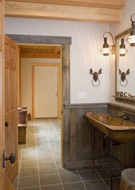 Cool idea pallet board trim and door wrap Rustic Bathrooms Ideas, Lodge Bathroom Decor, Cabin Bathroom Decor, Rustic Cabin Bathroom, Diy Rustic Bathroom, Country Bathroom Designs, Rustic Bathroom Lighting, Barn Bathroom, Bathroom Rustic