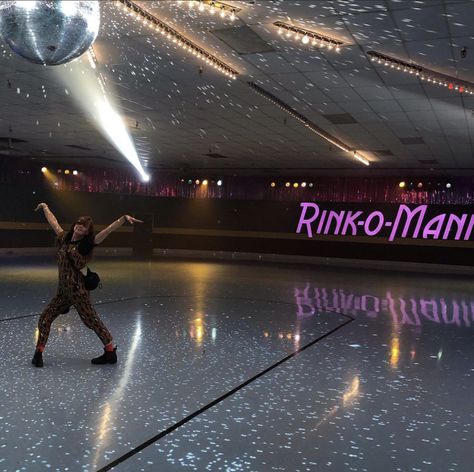 Stranger Things Skating Rink, Stranger Things Roller Skating, Star Court Mall Stranger Things, Stranger Things Roller Rink, Jane Hopper Aesthetic, Behind The Scenes Stranger Things, Roller Skate Rink, Stranger Things Behind The Scenes, Eleven Aesthetic