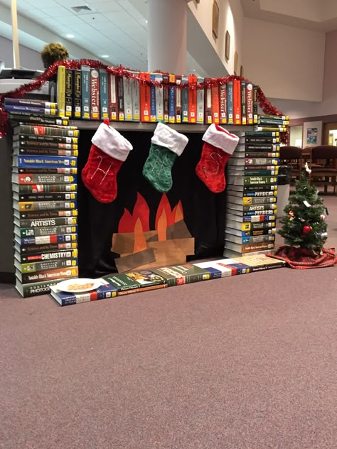 Library Arrangement Ideas, Christmas Book Fair Ideas, Christmas Decorations For Library, Holiday Book Display, Library Holiday Displays, Christmas Book Display Library, Library Christmas Decor, Library Christmas Display, Christmas Library Decorations