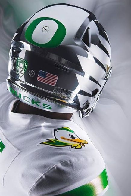 Oregon Ducks Football Helmets, Cool Football Pictures, College Football Helmets, Ducks Football, Oregon Football, Football Fever, Nfl Football 49ers, Football Photography, Nfl Photos