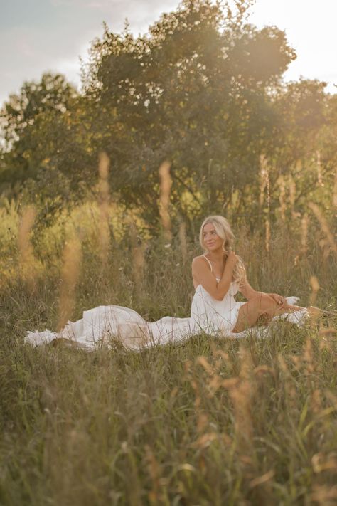 Boho Picture Ideas Photography, Senior Picture Ideas Summer Poses, Outfits Ideas For Senior Pictures, Grassy Field Senior Pictures, Spring Pictures Aesthetic, Senior Picture Laying Down, Photoshoot In Field Picture Ideas, Spring Session Photography, Stool In Field Photoshoot