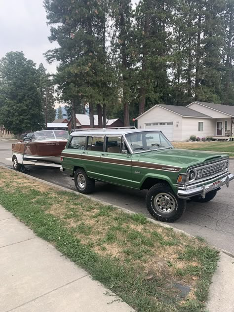 Vintage Jeep Wagoneer, Wagoneer Jeep, Jeep Old, Hippie Car, Vintage Jeep, Grand Wagoneer, Old Vintage Cars, Aesthetic Cars, Old Jeep