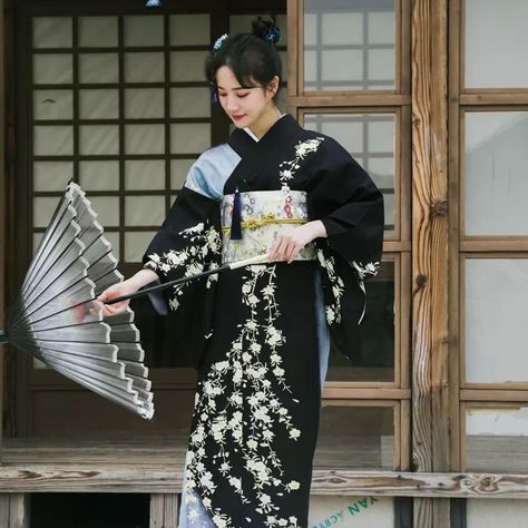 Black Kimono Traditional, Black Kimono Outfit, Japanese Kimono Dress, Japanese Fashion Trends, Kimono Traditional, Furisode Kimono, Kimono Japan, Traditional Japanese Kimono, Kimono Floral