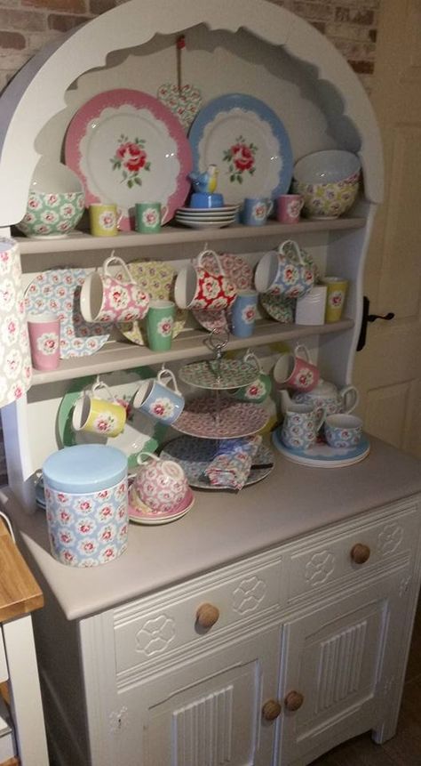 Cath Kidston Kitchen, French Country Dishes, Vintage Kitchen Cabinets, Green Gate, Cottage Style Homes, Ceramic Teapot, Decor Pictures, Teapots And Cups, Red Gingham