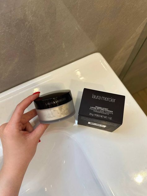 Setting Powder For Dry Skin, Powder Aesthetic, Laura Mercier Powder, Laura Mercier Translucent Powder, Cheer Makeup, Koleksi Makeup, Luxury Powder, Laura Mercier Makeup, Lipstick Eyeshadow