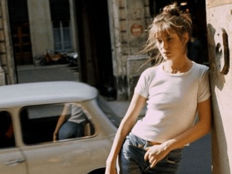 How To Give Yourself A Vintage Vibe, If You're Too Shy To Go Full On Retro White Tees Outfit, Creative Outfit Ideas, White Tshirt Outfit, Airport Attire, Airport Outfit Ideas, Basic White Tee, Charlotte Gainsbourg, Paris Chic, Outfit 90s