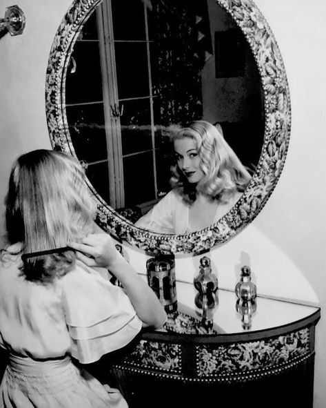 appy birthday Veronica Lake 💕 #veronicalake #actress #icon #vintage #classic #classichollywood #hollywood #oldhollywood #glamour #gorgeous 40s Aesthetic, 1940s Aesthetic, Glamorous Women, Hollywood Aesthetic, Veronica Lake, Fotografi Vintage, Arte Van Gogh, Photographie Portrait Inspiration, Old Hollywood Stars