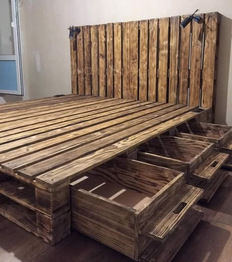 15 Beds Made Out Of Waste Wooden Pallets-DIY Simple Bed From Pallets | Living Style Ideas Bedframe Diy, Grunge Cowgirl, Grunge Diy, Making A Bed, Pallet Bed Frame Diy, Homemade Beds, Western Room, Pallet Bed Frame, Country Bedroom Decor