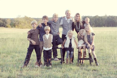 family of 8 kids Family Of 8, Fam Photos, Future Family, Family Sessions, Family Picture, 5 Kids, Shoot Inspiration, Baby Things, Photoshoot Inspiration