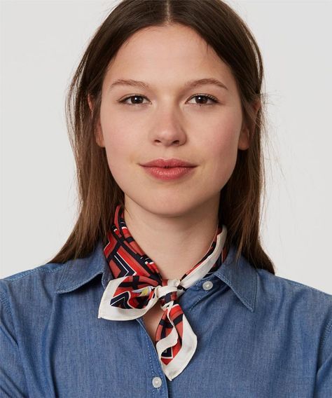 6 ways to wear a neckerchief Classic Neckerchief Outfit, Neck Scarf Outfit, How To Fold Scarf, Square Scarf Tying, Neckerchief Women, Classic Fashion Pieces, Womens Neck Scarf, Bandana Neck Scarf, Autumn Accessories