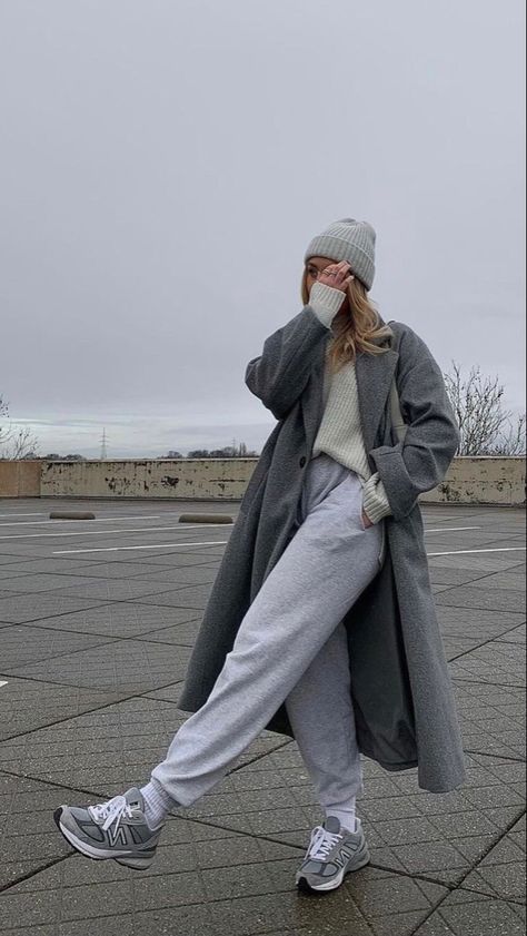 Sweatpants Outfit Women Street Style, Sweatpant Winter Outfit, Grey Tracksuit Outfit Women Winter, Winter Outfits Grey Pants, Grey Joggers Winter Outfit, Cozy Joggers Outfit, Winter Grey Outfit, Winter Outfit Sweatpants, Grey On Grey Outfit Sweats