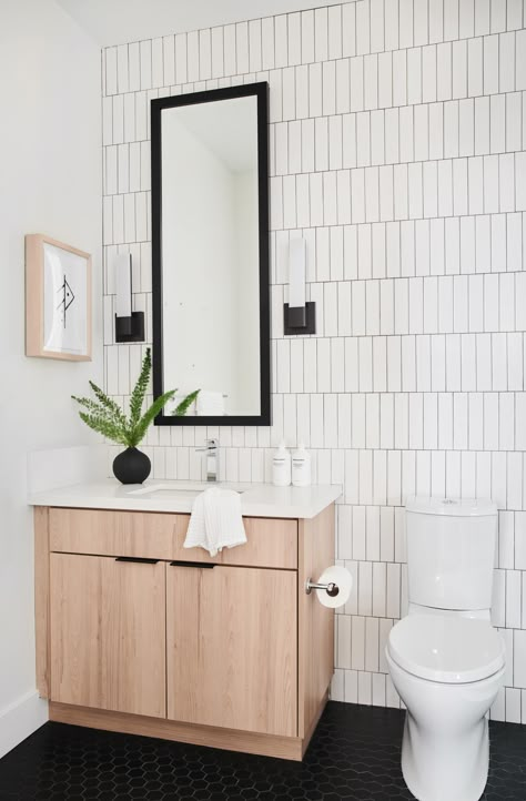 Norwegian Bathroom Design, Scandinavian Cabin Bathroom, Japandi Powder Room, Scandinavian Powder Room, Scandinavian Mudroom, Nordic Bathroom Scandinavian Style, Small Scandinavian Bathroom, Modern Cabin Bathroom, Scandinavian Attic