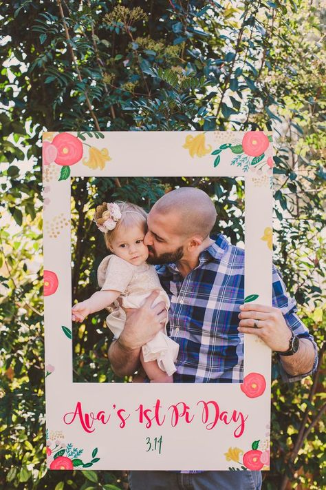 Diy 1st Birthday Decorations, Party Photo Frame, 1st Birthday Girl Decorations, Birthday Props, Themed 1st Birthday, Photobooth Props, Jungle Theme Birthday, 1st Birthday Photoshoot, Birthday Photo Booths