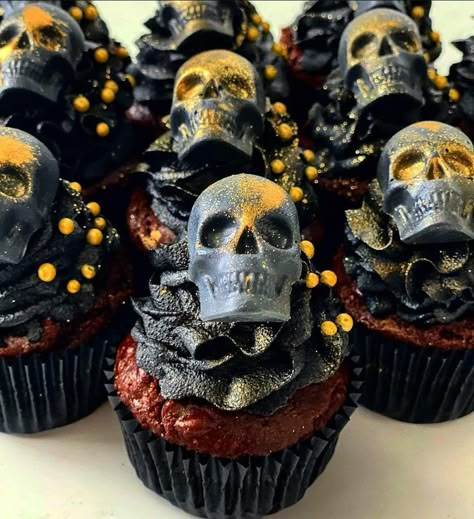 Wedding Cake Skull, Gothic Cupcakes Birthday, Halloween Skull Cupcakes, Goth Wedding Cupcakes, Skull Themed Wedding, Gothic Birthday Ideas, Goth Cake Wedding, Gothic Wedding Cupcakes, Gothic Food Ideas