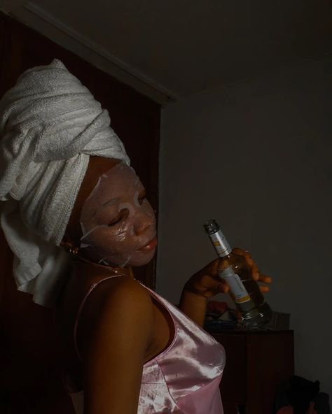 Black Women Pampering, Night Routine Black Woman, Nightly Routine Aesthetic, Selfcare Black Woman, Sleeping Black Woman, Maintenance Day Aesthetic, Black Girls Self Care, Self Care Aesthetic Ideas Black Women, Self Maintenance Aesthetic