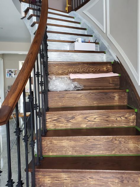 How to paint the staircase risers white - A DIY project - Elle Muse White Risers Stairs Dark Wood, Wood Stair Risers, Paint Stair Railing White, Painted Step Risers, Oak Stairs With White Risers, Wood Stairs With White Risers, Stairs With White Risers, Cape Addition, Refinish Staircase