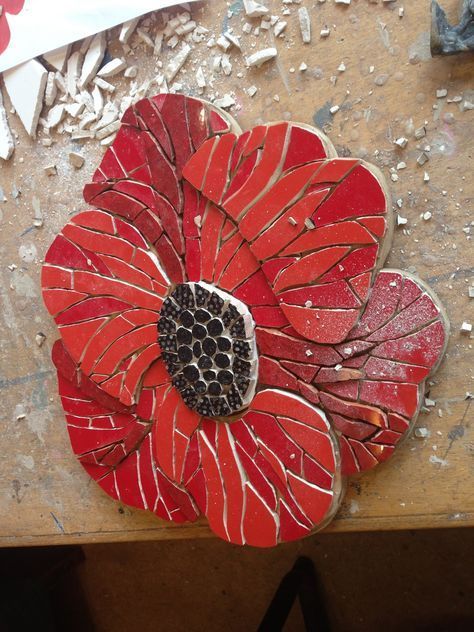 Felicity Ball mosaics: How I made a mosaic poppy! Poppy Mosaic, Mosaic Garden Art, Mosaic Art Projects, Mosaic Stained, Mosaic Madness, Floral Mosaic, Glass Mosaic Art, Mosaic Flowers, Mosaic Pieces