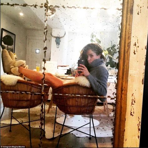 The star has added depth to the room with an aged vintage mirror, which she's placed behin... Meghan Markle Toronto, Meghan Markle House, Meghan Markle Instagram, Estilo Meghan Markle, Prince Harry Et Meghan, The Tig, Delete Instagram, Princess Meghan, Prince Harry And Megan