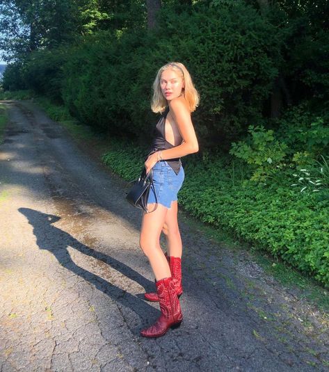 Margot Lee, Cow Boy Boots, Red Cowboy Boots Outfit, Boy Boots, Urban Cowgirl, Red Cowboy Boots, Red Boots, Cow Boy, 가을 패션