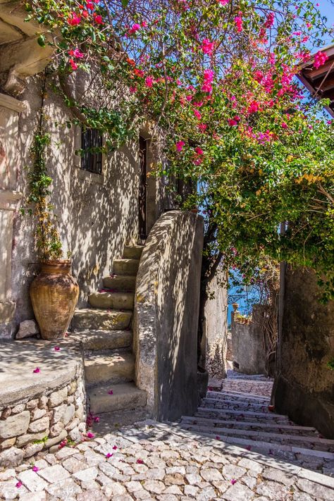 Messina Sicily, Modern Water Feature, Small Courtyard Gardens, Italy Landscape, Italian Village, Fall Garden Vegetables, Recycled Garden, Lawn And Landscape, Sicily Italy