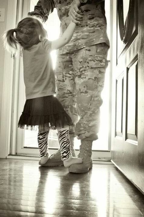 Military Love- i want a pic like this with ROb and Hay Military Family Photos, Carla Diaz, Military Photography, Newborn Family Photos, Army Life, Military Love, Military Family, Military Photos, Military Life