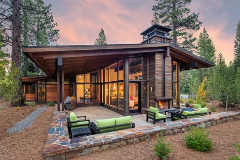 25 Relaxing Mid-Century Outdoor Spaces Mountain House Design, Mid Century Outdoor, Rustic Exterior, Modern Mountain Home, Rustic Home Design, Mountain Modern, Modern Mountain, Cabin In The Woods, Cabins And Cottages