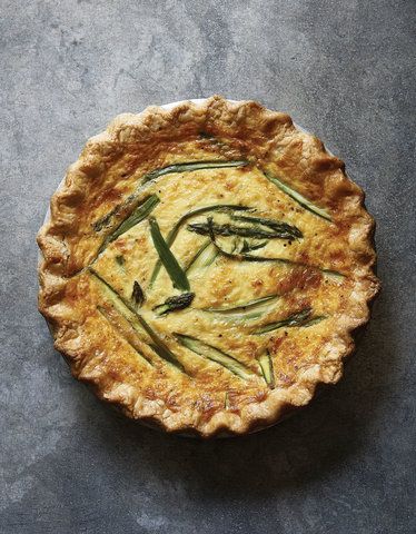 Joanna Gaines’s Asparagus & Fontina Quiche | Get the recipe for Joanna Gaines’s Asparagus & Fontina Quiche. Joanna Gaines Recipes, Morning Recipes Breakfast, Christmas Brunch Recipes, Breakfast For A Crowd, Christmas Morning Breakfast, Spring Dinner, Magnolia Table, Dinners To Make, High Protein Breakfast