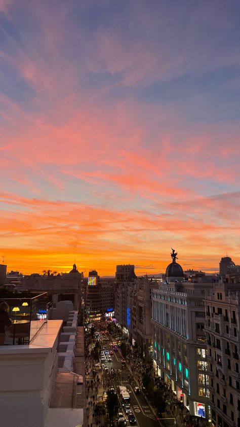 sunset from terraza Chicote Madrid Life, Sunset Spain, Europe Wallpaper, Madrid Aesthetic, Spain Aesthetic, Madrid City, City Sunset, Madrid Wallpaper, Sunset City