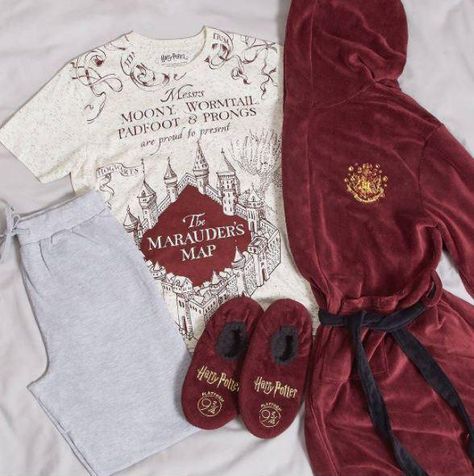 The new Harry Potter menswear range allows the grown ups to snuggle up with a little magic Harry Potter Pjs, Citate Harry Potter, Stile Harry Potter, Harry Potter Accessories, Hogwarts Outfits, Harry Potter Merch, Harry Potter Bedroom, Harry Potter Items, Cute Harry Potter