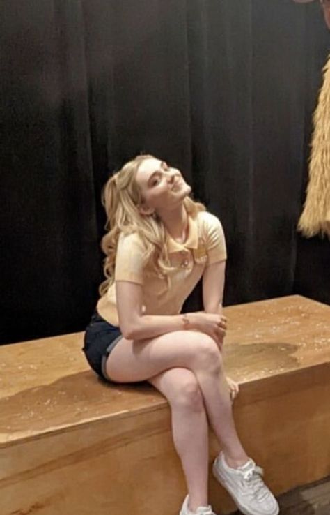 meg donnelly hsmtmts Silver Springs Fleetwood Mac, Dexter Charming, Zombies Cast, Meg Donnelly, Zombie Disney, Zombies 2, Zombie 2, Causual Outfits, Emma Stone