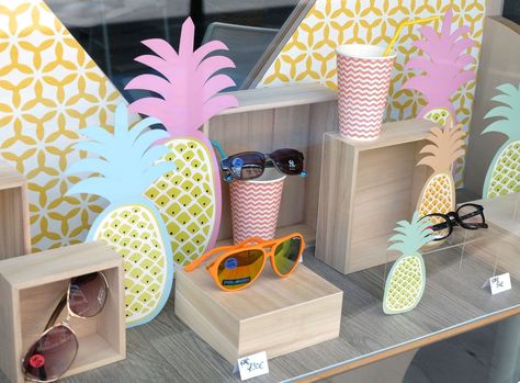 Summer Display, Summer Window Display, Window Display Retail, Eyewear Display, Decoration Vitrine, Summer Window, Store Window Displays, Window Display Design, Store Windows