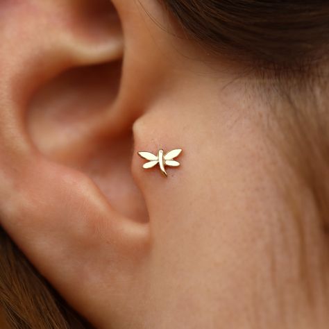 14K Solid Gold Dragonfly Piercing, Minimalist Tragus Piercing, Gold Stud Piercing, Stud Ear Piercing, Cartilage Piercing, Helix Piercing Material : 14K Gold Piercing Bar Lenght : 8 mm Bar Thickness: 1 mm 🌟 *Golden Dreams: Our Unique Gold Piercing Collection* 🌟 Hello Jewelry Enthusiasts! We invite you to the enchanting world of gold! Our specially crafted gold piercing collection is here to perfectly complement your elegance and style. ✨ *High Quality, Stunning Designs:* Each piercing is handmade using high-quality 14K gold. From minimalist lines to vintage details, our collection features designs to cater to every taste. 💫 *Uniqueness:* You are unique, so your piercings should be too! Each piece gains character with carefully selected stones and meticulously crafted details. 🌈 *Variety Dragonfly Piercing, Knorpel Piercing, Ear Piercing Cartilage, Helix Piercing Stud, Piercing Collection, Unique Ear Piercings, Piercing Stud, Tragus Piercing Jewelry, Stud Piercing