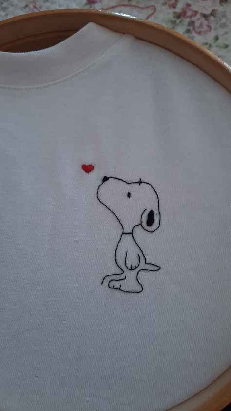 Embroidered Snoopy handmade on a T-shirt How To Embroider On A Tshirt, Snoopy Embroidered Sweatshirt, Snoopy Embroidery Pattern, Cute Embroidery Ideas Shirts, Embroidery Designs On Tshirt, Broderie Tee Shirt, Tshirt Embroidery Diy, Embroidery Designs Tshirt, Embroidery Snoopy