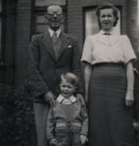 Family: The future superstar with his parents Haywood and Peggy Jones when he was a young boy Celine Dion Husband, David Bowie Family, Iman And David Bowie, David Bowie Fashion, Music Documentaries, And Peggy, Ziggy Stardust, James Dean, Music Magazines