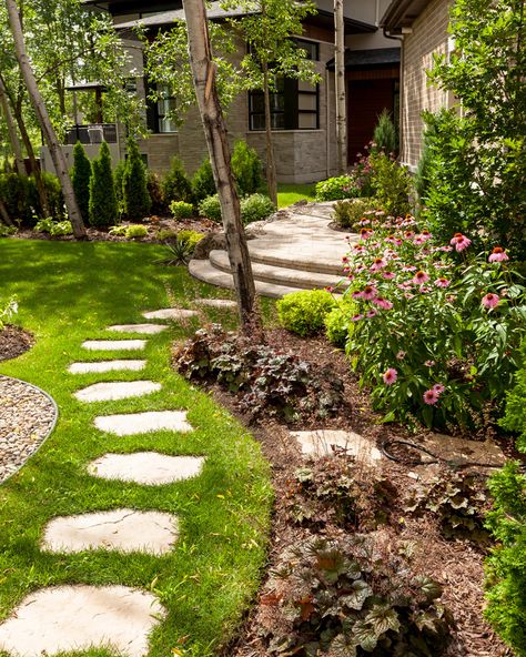 Landscape Stepping Stones, Stepping Stone Walkways, Backyard Walkway, Walkway Landscaping, Garden Stepping Stones, Stone Walkway, Garden Walkway, Stone Path, Paver Patio