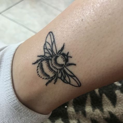 Be Extraordinary Tattoo, Back Of Knees Tattoos, Bee Tattoo Ideas Vintage, Insect Leg Tattoo, Bee Tattoo On Leg, Simple Black And Grey Tattoos, Bee Tattoo Back Of Arm, Bee Tattoo Leg, Bee Leg Tattoo