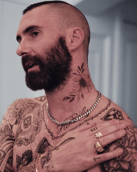 Adam Levine Tattoos, Lion Hand Tattoo, Black And Gray Ink Tattoo, Grey Ink Tattoos, Quarter Sleeve Tattoos, Skull Hand Tattoo, Rose Hand Tattoo, Tattoos Geometric, Tatuaje A Color