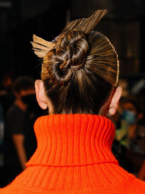 The ’90s Spiky Bun Is Back Spikey Bun, Amika Curl, Spiky Bun, High Bun Wedding, Hair Shine Spray, Christopher John Rogers, Curly Bun Hairstyles, Curly Bun, Runway Hair