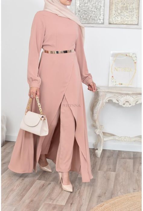 Pour vos fêtes musulmane ! Neyssa shop vous propose les plus belles combinaison pantalon pour femme musulmane chic disponible sur son site Livraison express Jumpsuit Elegant Hijab, Pants And Top Set, Outfits Juveniles, Long Tunics, Muslim Outfit, Tunic Outfit, Muslim Holidays, Dress Sites, Beautiful Evening Gowns