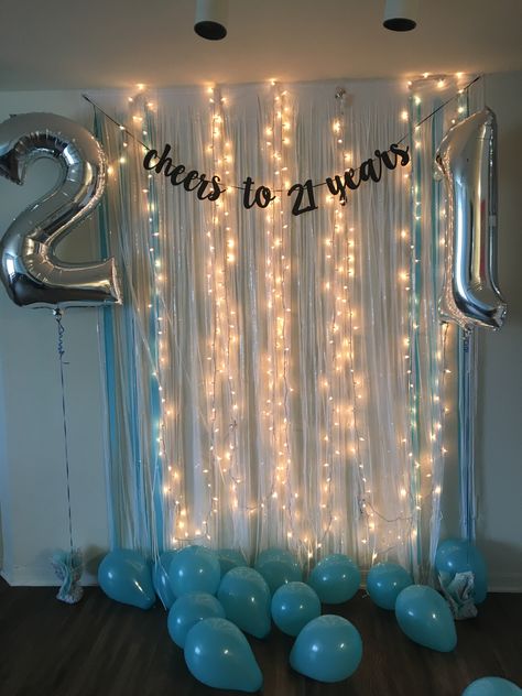 Simple Background Birthday Decoration, Simple Birthday Backdrop Ideas Diy, Simple Birthday Design At Home, Background For Pictures At Party, 21 Birthday Decoration Ideas At Home, Birthday Background Decor, Backdrop Decorations Birthday At Home, Small Bday Decoration Ideas, 21st Birthday Backdrop Ideas Easy Diy