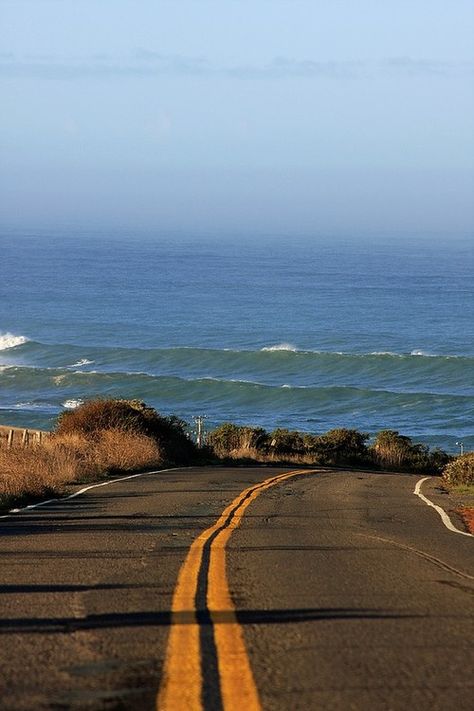 Ocean road Empty Road, Mendocino Coast, Winding Road, On The Road Again, Photo Profil, Belle Photo, Beautiful Destinations, Beach Life, The Words