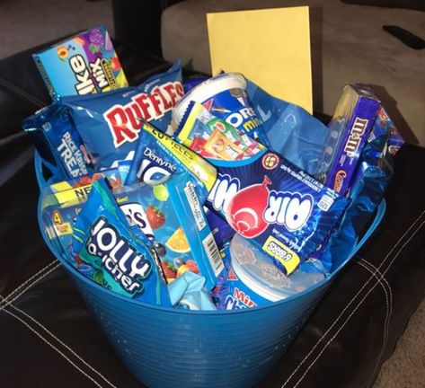 Mothers Day Care Package, Blue Themed Gift Baskets, Friendship Gifts Diy, Blue Gift Basket, Blue Snacks, Snack Gift Baskets, Theme Baskets, Care Package Ideas, Candy Gift Baskets